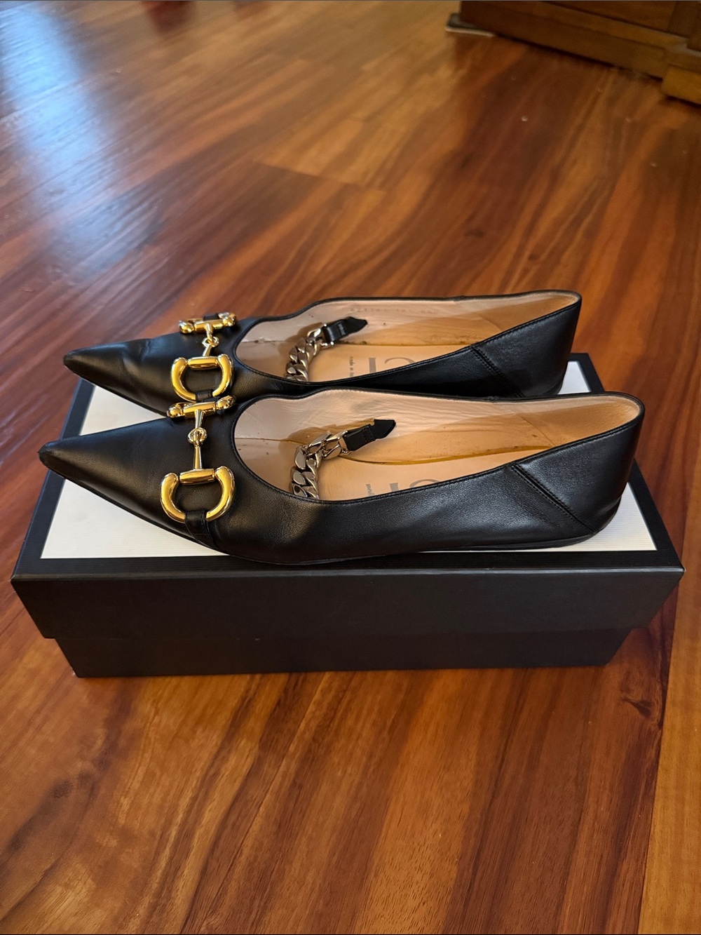 Gucci Black Leather Pointed-Toe Flats with Gold Horsebit Chain - Picture 2 of 8